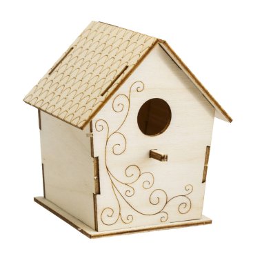 Beyaz arka planda duran dekoratif girdapları olan boş ahşap bir kuş evinin yan görüntüsü