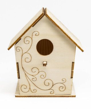 Beyaz arka planda duran tahtadan yapılmış yeni boş kuş evi. Ön görünüm.