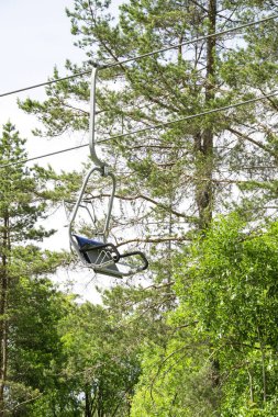 Norveç 'in Oslo kentindeki yemyeşil ağaçların üzerinden geçen asansör manzaralı manzaralar ve ulaşım sunuyor.