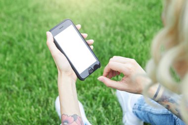 Erkek kırpılmış görünümünü cep telefonu ile beyaz kopya yer tutar, ileti türleri, parkta sosyal ağlar kullanır