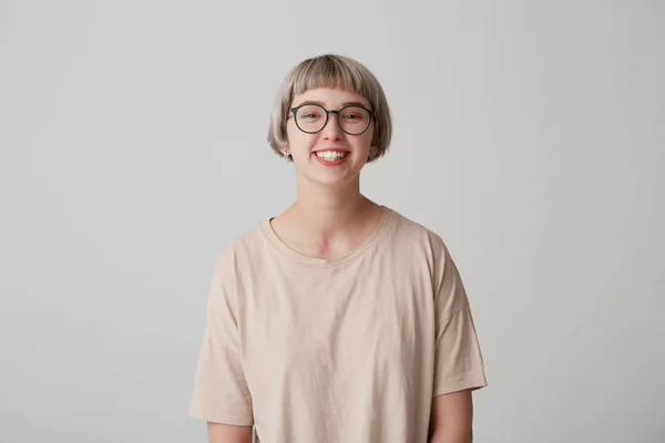 Feliz Alegre Joven Mujer Lleva Camiseta Casual Gafas Obtener Una — Foto de Stock