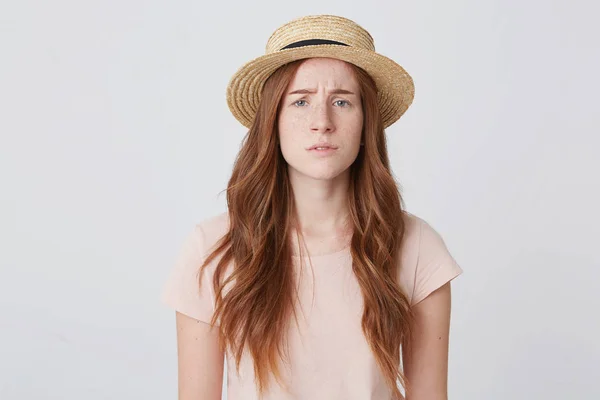 Üzgün Dalgın Genç Kadın Uzun Kızıl Saçlı Düşünme Beyaz Arka — Stok fotoğraf