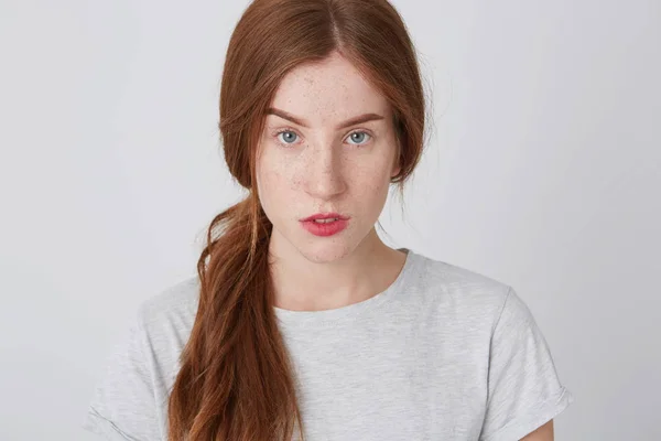 Nahaufnahme Einer Schönen Jungen Frau Mit Roten Haaren Und Sommersprossen — Stockfoto