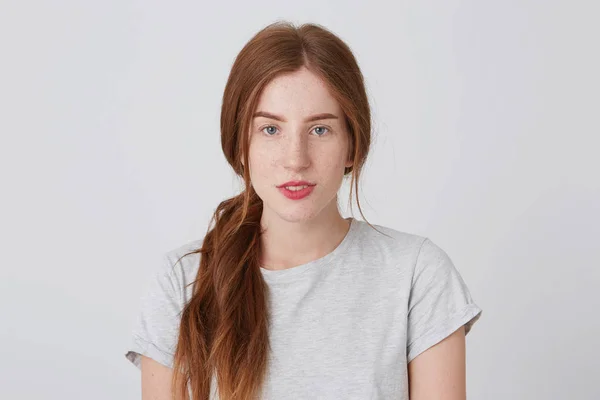 Портрет Привлекательной Молодой Женщины Длинными Рыжими Волосами Веснушками Футболке Смотрящей — стоковое фото