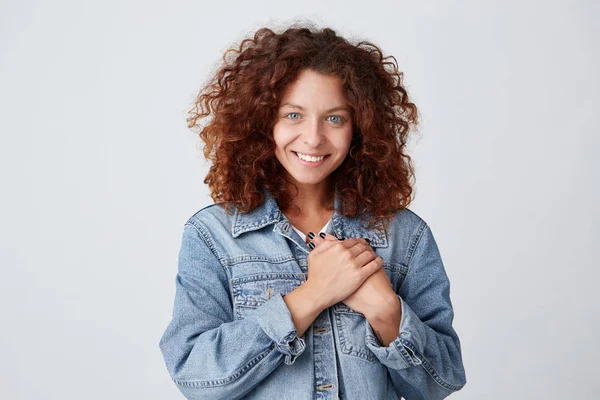 Feliz Atraente Encaracolado Ruiva Jovem Mulher Jaqueta Jeans Colocar Ambas — Fotografia de Stock