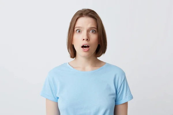 Retrato Mujer Hermosa Sorprendida Camiseta Azul Pie Con Boca Abierta — Foto de Stock