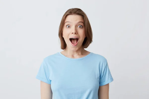 Retrato Mujer Joven Feliz Sorprendida Con Boca Abierta Camiseta Azul — Foto de Stock