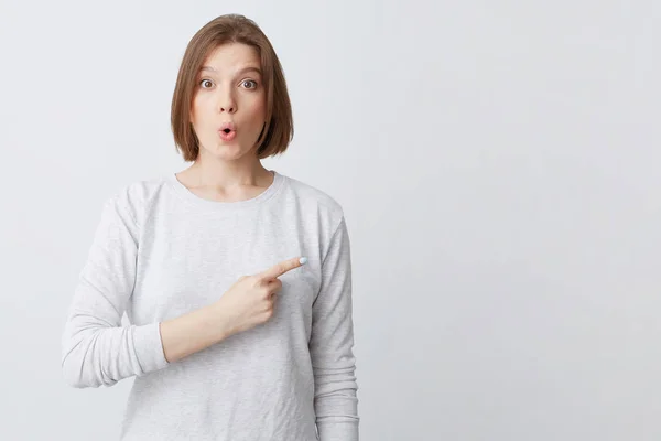 Sorprendido Linda Mujer Joven Manga Larga Haciendo Divertida Cara Sorprendida — Foto de Stock