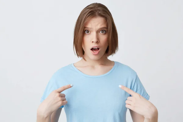 Sorprendida Mujer Joven Camiseta Azul Con Boca Abierta Aturdida Apunta — Foto de Stock