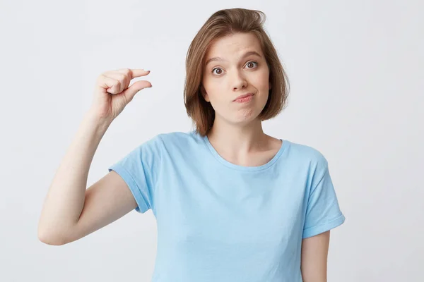 Mujer Joven Decepcionada Infeliz Camiseta Azul Frunciendo Ceño Mostrando Diminuto — Foto de Stock