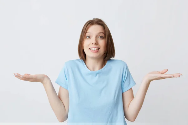 Retrato Una Joven Linda Confusa Mujer Camiseta Azul Encogiendo Hombros — Foto de Stock