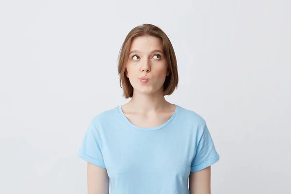 Porträt Einer Nachdenklichen Hübschen Jungen Frau Blauem Shirt Die Verwirrt — Stockfoto