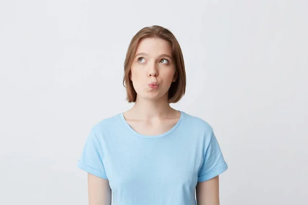 Nahaufnahme Einer Nachdenklichen Schönen Jungen Frau Blauem Shirt Die Vor — Stockfoto
