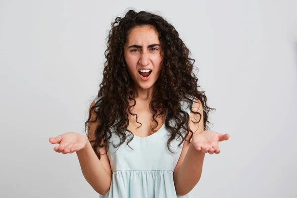 Retrato Enojada Joven Loca Con Pelo Largo Oscuro Rizado Boca — Foto de Stock