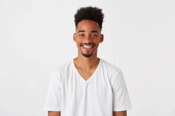 Closeup Veselá Africká Americká Pohledný Mladý Muž Afro Účes Nosí — Stock fotografie