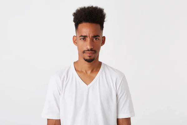 Portrait Colère Grave Mixte Jeune Homme Avec Afro Coiffure Porte — Photo