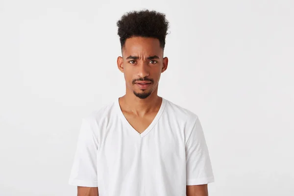 Fechar Irritado Afro Americano Jovem Com Penteado Afro Veste Shirt — Fotografia de Stock