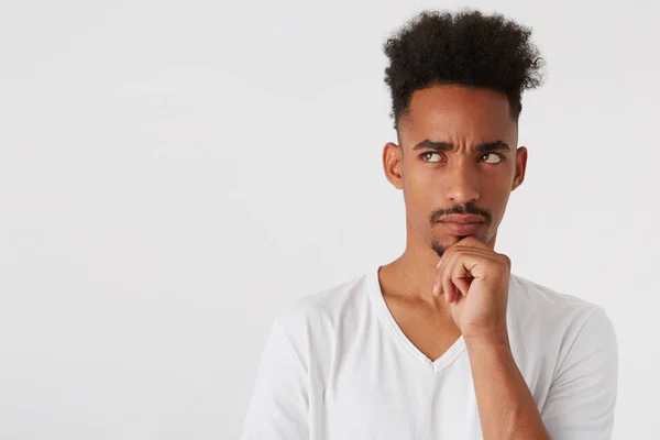 Portrait Réfléchi Beau Jeune Homme Afro Américain Avec Coiffure Afro — Photo