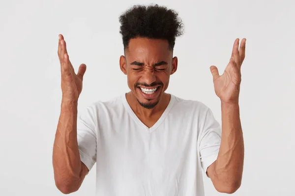 Nahaufnahme Von Fröhlich Fröhlichen Afrikanisch Amerikanischen Jungen Mann Mit Afro — Stockfoto