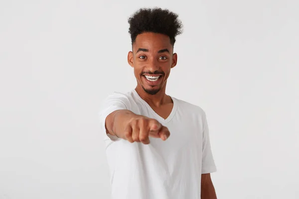 Nahaufnahme Von Glücklichen Selbstbewussten Afrikanisch Amerikanischen Jungen Mann Mit Afro — Stockfoto