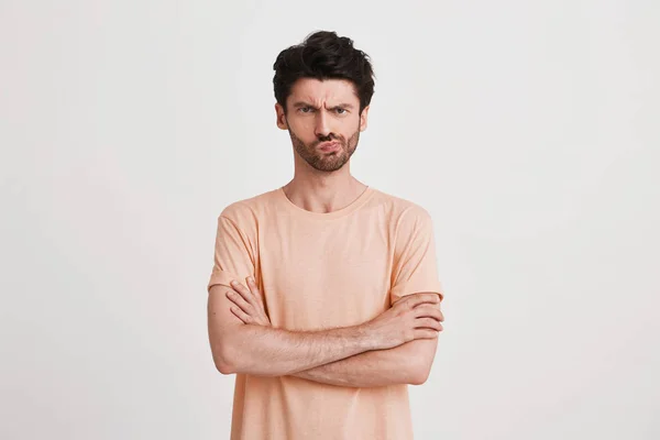Portret Złość Niezadowolenie Młody Człowiek Włosia Nosi Brzoskwinia Shirt Wygląda — Zdjęcie stockowe