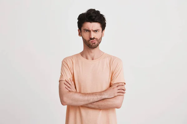 Retrato Joven Enojado Descontento Con Cerdas Lleva Camiseta Melocotón Infeliz — Foto de Stock