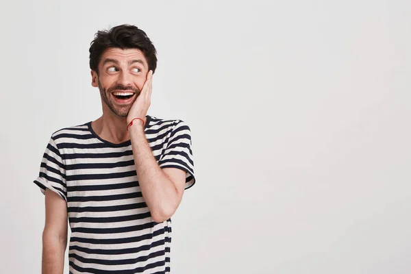 Sürpriz Heyecanlı Genç Closeup Kıl Ile Adam Çizgili Tişörtlü Mutlu — Stok fotoğraf