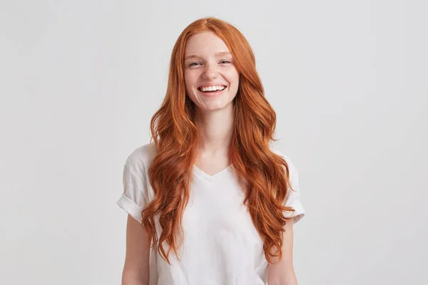 Портрет Веселой Милой Рыжей Молодой Женщины Длинными Волнистыми Волосами Веснушками — стоковое фото
