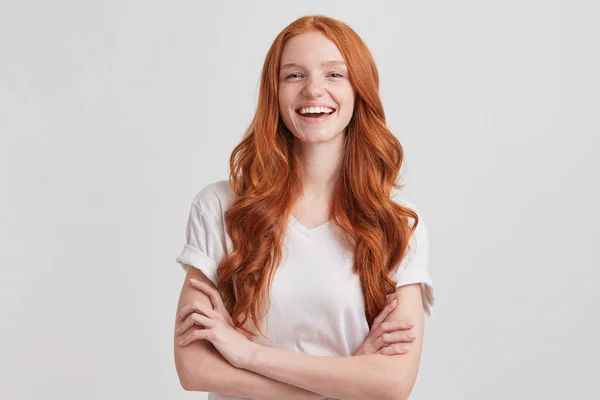 Uzun Dalgalı Saçlı Çilli Kızıl Saçlıya Neşeli Genç Kadın Portresi — Stok fotoğraf