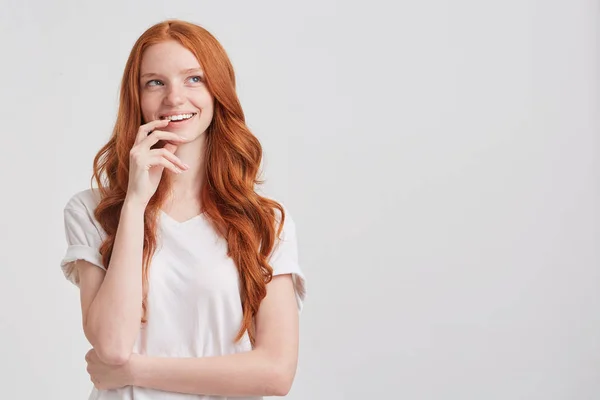 Крупный План Вдумчивой Красивой Рыжей Молодой Женщины Длинными Волнистыми Волосами — стоковое фото