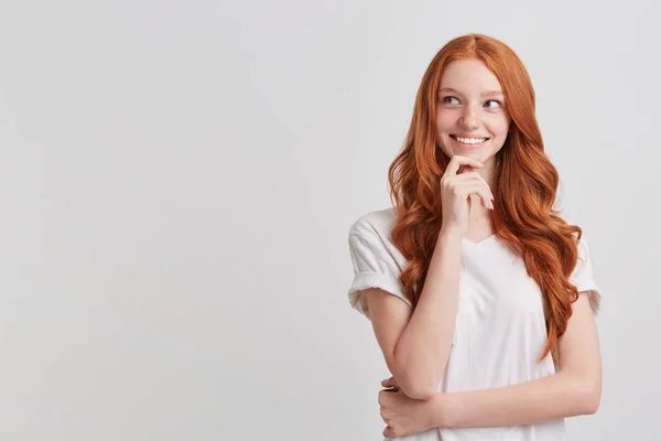 Retrato Feliz Encantador Ruiva Jovem Com Cabelos Longos Ondulados Sardas — Fotografia de Stock