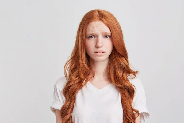 Крупный План Депрессивной Расстроенной Рыжей Молодой Женщины Длинными Волнистыми Волосами — стоковое фото