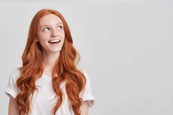 Portret Van Vrolijke Aantrekkelijke Jonge Vrouw Met Lange Rode Golvende — Stockfoto