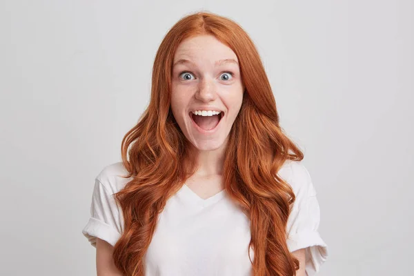 Retrato Joven Pelirroja Emocionada Feliz Con Pelo Largo Pecas Lleva — Foto de Stock