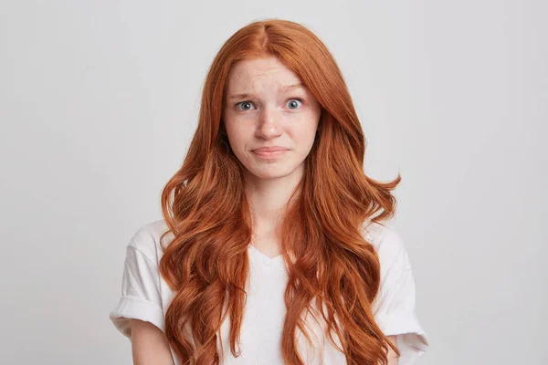 Портрет Смущенной Удивленной Молодой Женщины Длинными Волнистыми Рыжими Волосами Веснушками — стоковое фото