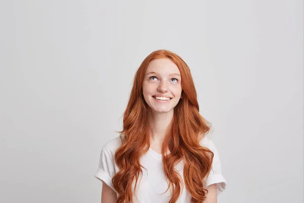 Zbliżenie Wesoły Piękna Młoda Kobieta Długo Faliste Czerwone Włosy Piegi — Zdjęcie stockowe