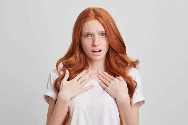 Closeup Hayrete Utandım Kızıl Saçlı Genç Kadın Uzun Saçlı Çilli — Stok fotoğraf