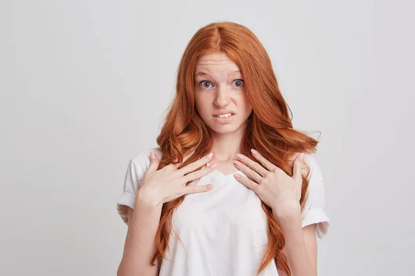 Portret Van Verbaasd Ontstemd Roodharige Jonge Vrouw Met Lang Haar — Stockfoto