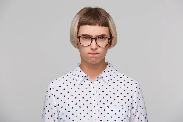Retrato Mujer Joven Rubia Irritada Grave Lleva Camisa Lunares Gafas — Foto de Stock