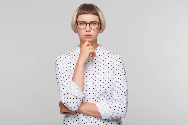 Primer Plano Mujer Joven Rubia Concentrada Reflexiva Lleva Camisa Lunares — Foto de Stock