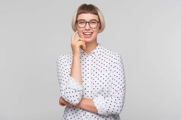 Porträt Der Glücklichen Schönen Blonden Jungen Frau Trägt Gepunktetes Hemd — Stockfoto