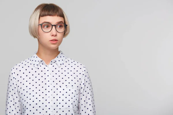 Retrato Uma Jovem Loira Atraente Pensativa Usa Camisa Bolinhas Óculos — Fotografia de Stock