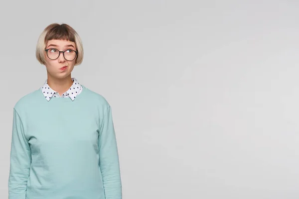 Primer Plano Pensativo Disgustado Joven Mujer Lleva Sudadera Azul Gafas — Foto de Stock