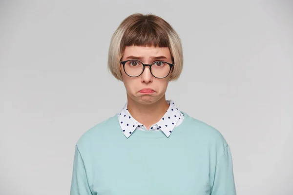 Primer Plano Triste Disgustada Joven Mujer Lleva Sudadera Azul Gafas — Foto de Stock