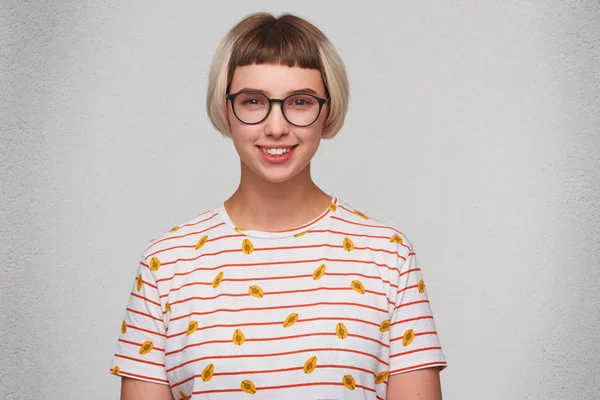 Primer Plano Sonriente Bonita Mujer Joven Lleva Camiseta Rayas Gafas — Foto de Stock