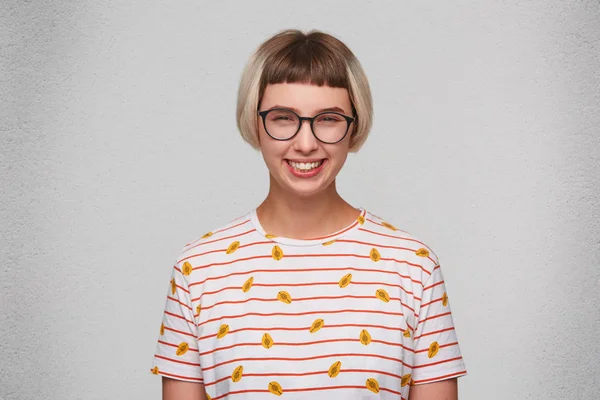 Retrato Mujer Joven Atractiva Alegre Lleva Camiseta Rayas Gafas Siente — Foto de Stock
