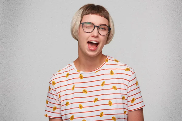 Primer Plano Feliz Juguetona Hermosa Joven Lleva Camiseta Rayas Gafas — Foto de Stock