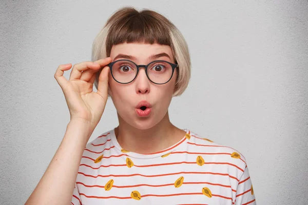 Retrato Mujer Joven Sorprendido Lleva Camiseta Rayas Gafas Siente Sorprendido — Foto de Stock