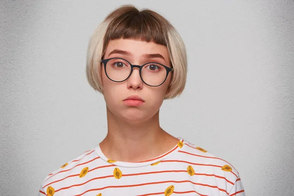 Portret Van Boos Mooie Jonge Vrouw Draagt Gestreept Shirt Glazen — Stockfoto