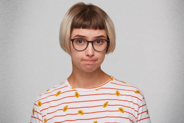 Retrato Tímido Triste Linda Joven Mujer Lleva Camiseta Rayas Gafas — Foto de Stock